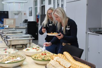 Sommerfest Mitarbeiter am Buffet