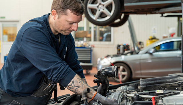 Service mit offener motorhaube