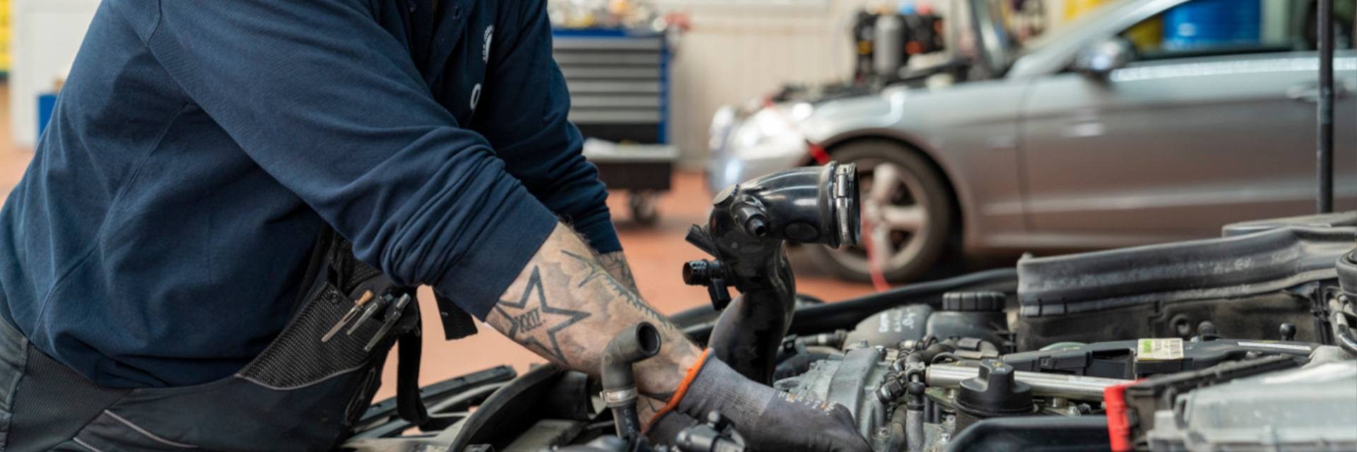 Service mit offener motorhaube