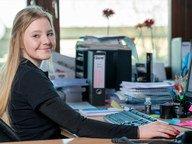 Mädchen am PC